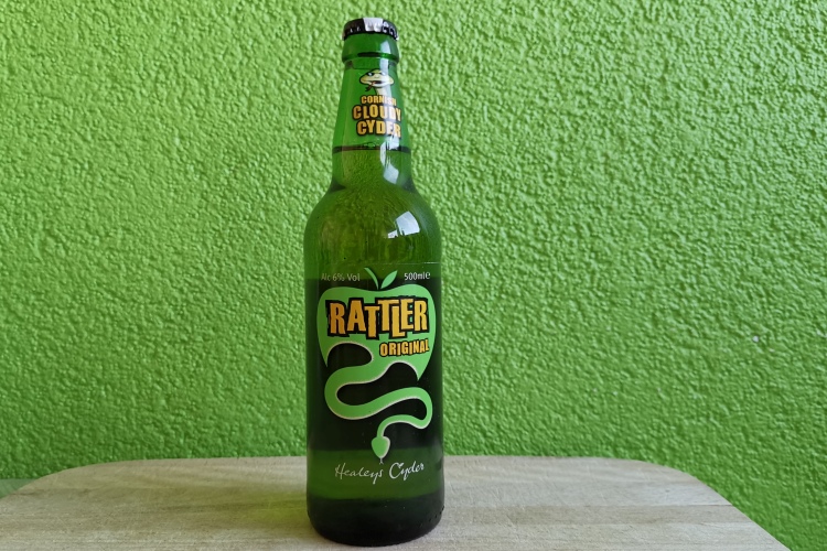 Rattler Original Cider Flasche vor einem grünen Hintergrund